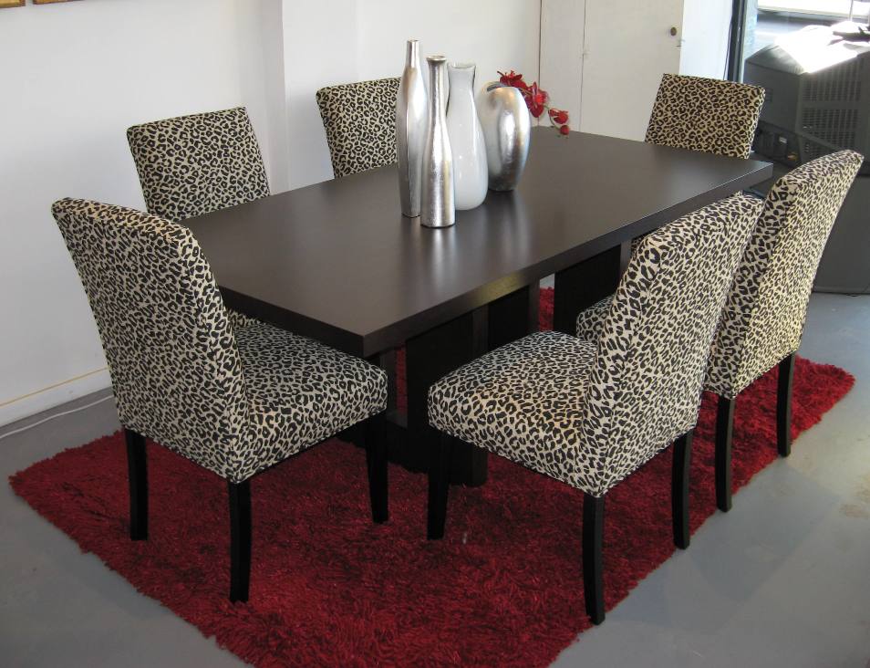 How Much Space to Leave Around a Table  Chairs? | eHow.com